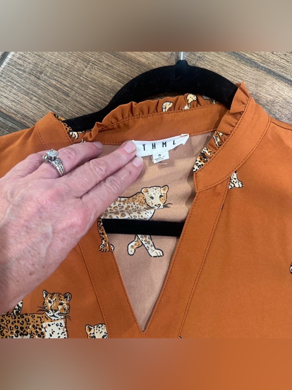 THML BURNT ORANGE LEOPARD Print V-Neck Flowy Top sz Small - Picture 4 of 5
